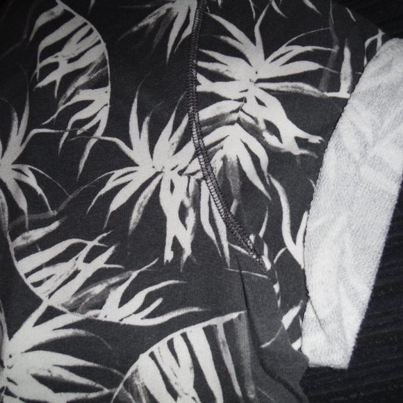 ✅3/40$ HOLLISTER roll up sleeve top - Picture 3 of 4